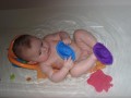 Elya dans son bain avec son bateau bleu - 001 * 1024 x 768 * (69KB)
